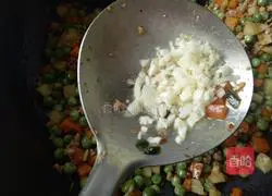 Illustration of how to make minced meat sandwich 18