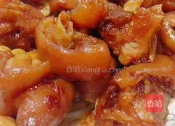 Illustration of the lazy version of pig trotters stewed with soybeans without using a drop of oil or water 12