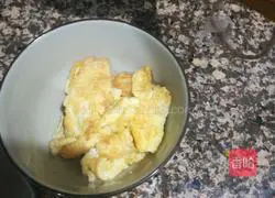 Illustration of how to make scrambled eggs with cucumber, shrimp, fungus and fungus 5