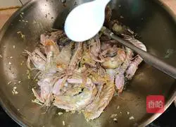 Illustration of how to make garlic shrimp 12