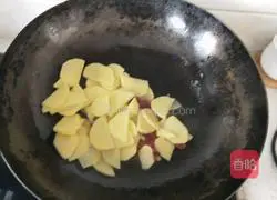 Illustration of how to make fried sausage with potato slices 8