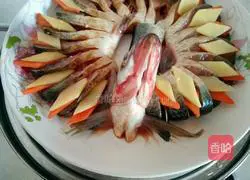 Illustration of how to make a peacock spread its tail 7