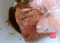 Illustration of how to steam crispy pork with chicken juice 4