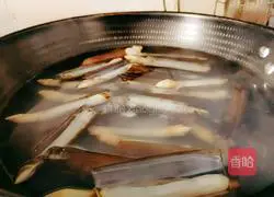 Illustration of how to make scrambled eggs with razor clams 4