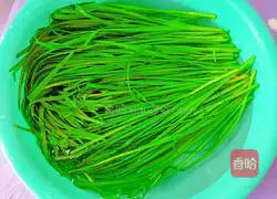 Illustration of how to stir-fry leeks and shrimps 2