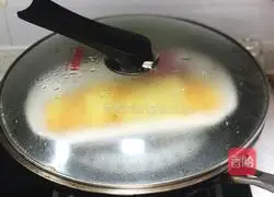 Illustration of how to make shrimp and mushroom egg rolls 12