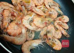 Illustration of how to stir-fry spicy shrimp with mushrooms and sausage 3