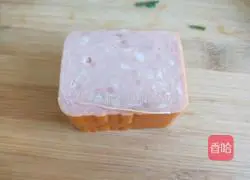 Xinwen Gourmet Fried Luncheon Meat with Chives and Eggs Illustration 3