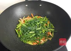 Illustration of how to stir-fry shredded pork with chives 7