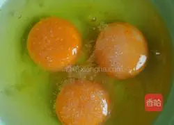 Illustration of how to make fried spinach with eggs 2