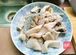 Illustration of how to make spicy saliva fish 9