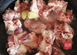 Illustration of how to cook lotus root with pork ribs 1