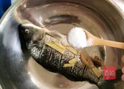 Illustration of how to make braised crucian carp 1