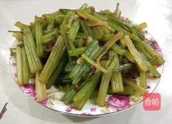 Illustration of how to make celery fried vermicelli 9