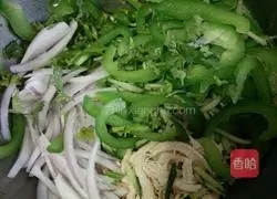 Illustration of how to make spicy shredded chicken 5