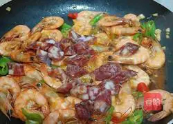 Illustration of how to stir-fry spicy shrimps with mushrooms and sausage 6