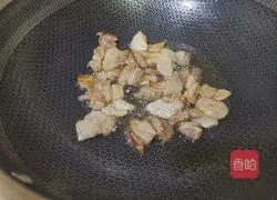 Illustration of how to cook pork belly, fungus and day lily 5