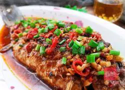 Illustration of braised crucian carp with beef sauce 18