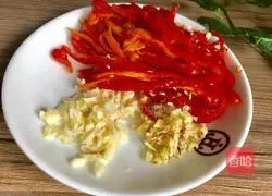 Illustration of how to make cabbage stems, celery and shredded pork stir-fried 4