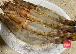 Illustration of how to make garlic vermicelli with open-back bamboo shrimp 3