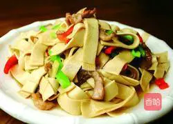 Illustration of how to make fried tofu skin with hot pepper and meat 8