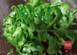 Illustration of how to stir-fry shredded pork with green pepper and wild rice 2