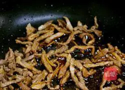 Illustration of how to make shredded pork and stir-fried leeks 5