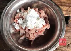 Illustration of how to make spicy stir-fried shredded pork with white jade mushrooms 1