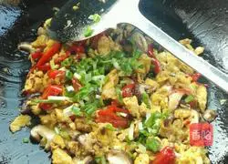 Illustration of how to make scrambled eggs with mushrooms 8