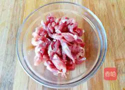 Illustration of how to make fried shredded pork with green beans 3