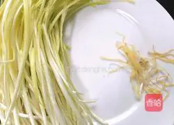 Illustration of how to stir-fry shrimps with chives 4
