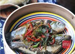 Illustration of how to steam crucian carp in perilla casserole 13