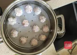 Illustration of how to make glutinous rice meatballs 12