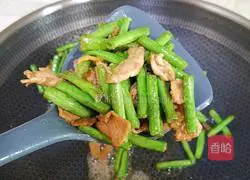 Illustration of how to make fried beans and meat 10