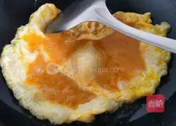 Illustration of how to make scrambled egg salad 4