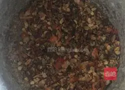 Illustration of how to make spicy shredded chicken 3