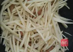 Illustration of how to make fried shredded pork with wild rice 5