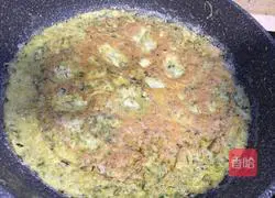 Illustration of how to bake goose eggs with chun buds 14