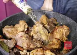 Illustration of how to cook pork ribs with beer-braised eggs 4