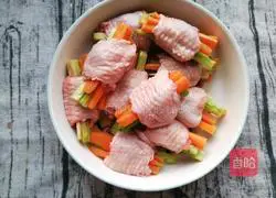 Illustration of how to make chicken wings stuffed with carrots and bitter melon 7