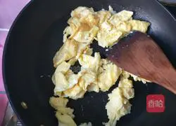 Illustration of how to make fried snow peas with seafood, mushrooms and eggs 8