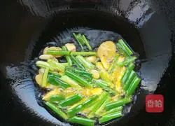 Illustration of how to make mushroom stewed chicken nuggets 2