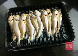 Dry-fried small yellow croaker Practice illustration 1