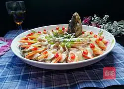 Illustration of how to open a peacock's tail 11