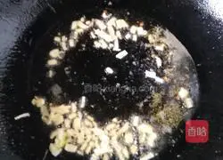 Illustration of how to make Chinese toon scrambled eggs 3