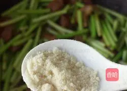 Illustration of how to stir-fry pork ribs and garlic sprouts 15