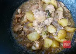 Illustration of how to make potato braised chicken 9