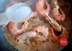 Illustration of braised prawns in oil 10