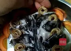 Illustration of how to make pepper cod and bacon rolls 3