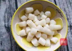 Illustration of how to make fried rice cakes with fresh vegetables and shrimp balls 8